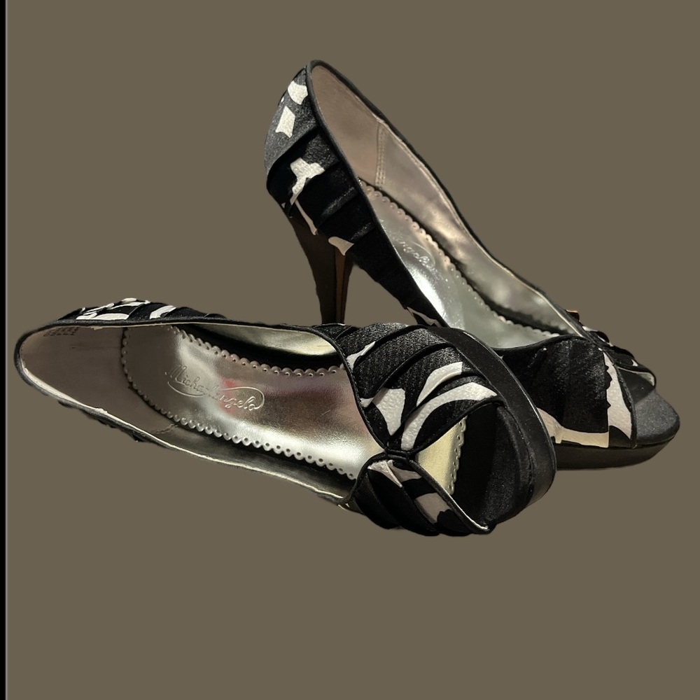 Sleek Black and White High Heels with Peep-Toe - Picture 5 of 12